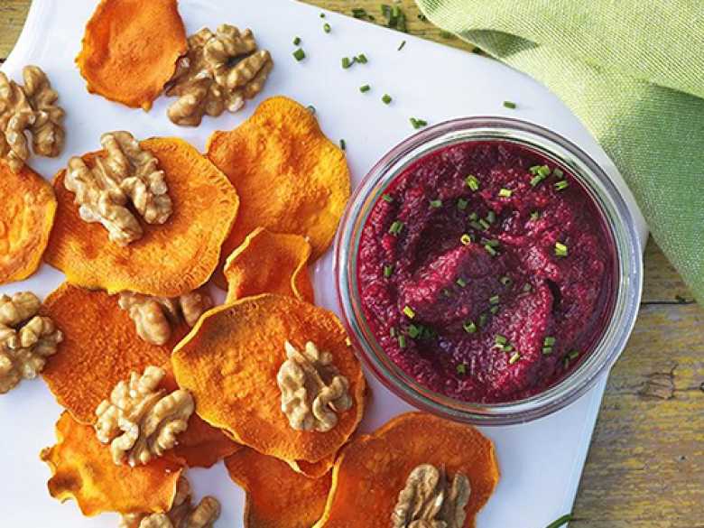 Süßkartoffel-Chips mit Rote Bete-Walnuss-Dip