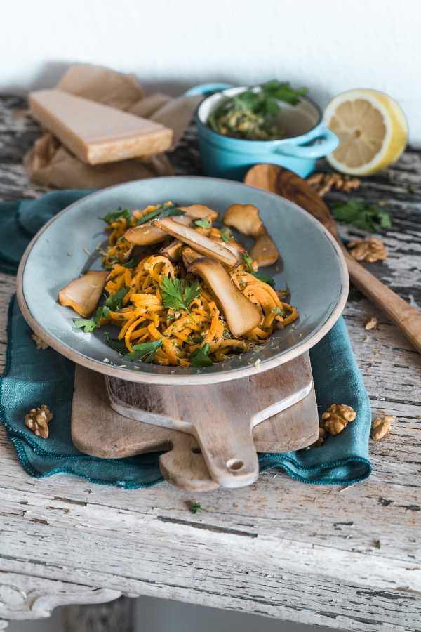 Süßkartoffel-Nudeln mit Zitronen-Walnuss-Pesto und Kräuterseitlingen