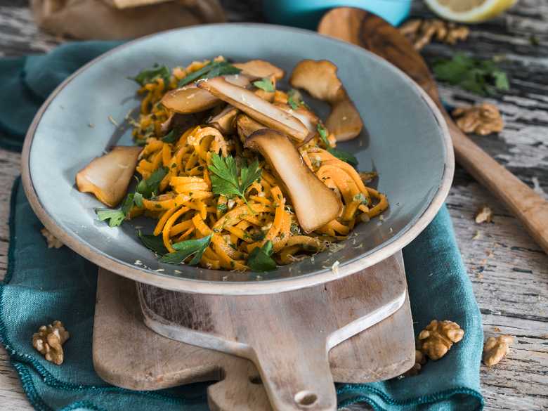 Süßkartoffel-Nudeln mit Zitronen-Walnuss-Pesto und Kräuterseitlingen