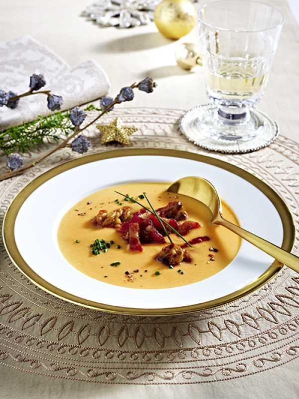 Süßkartoffelsuppe mit Speckwürfeln & Walnüssen