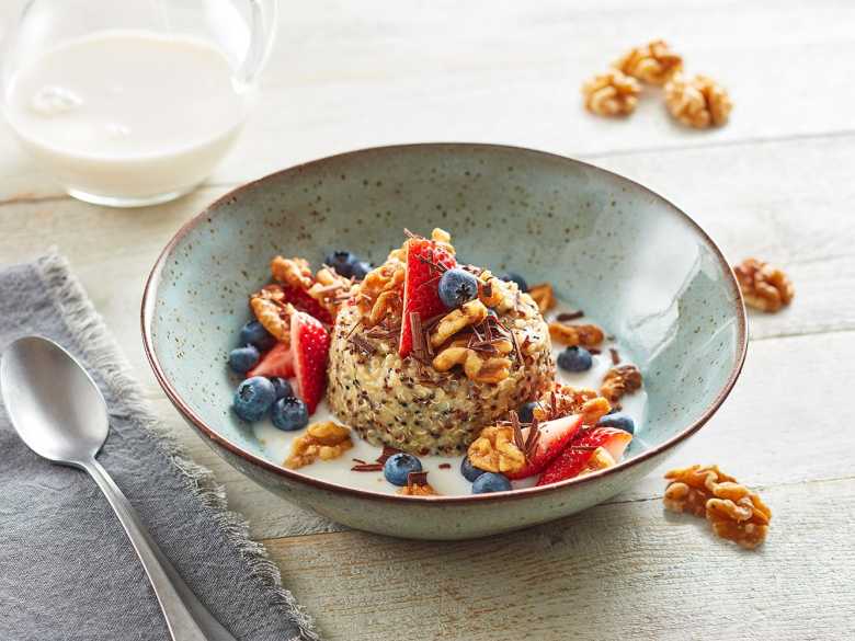 Superfood Powerbowl mit in Honig glasierten Walnüssen