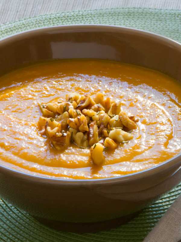 Suppe aus Wurzelgemüse mit Rosmarin-Walnüssen
