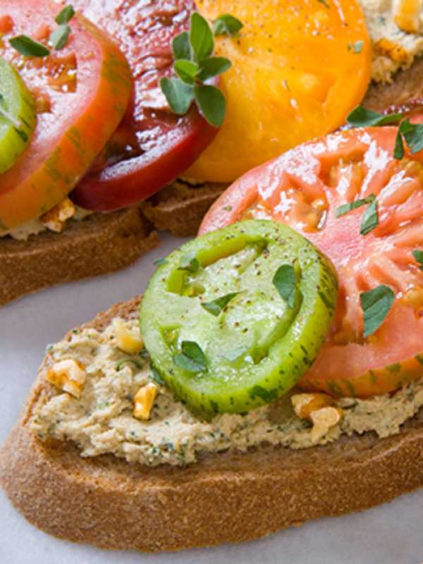 Tomaten-Brote mit Walnuss-Feta-Aufstrich