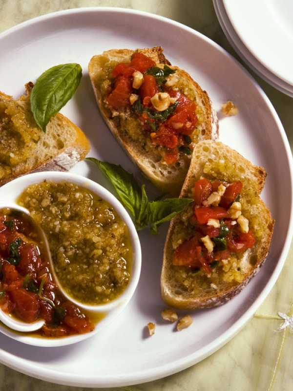 Tomaten-Bruschetta mit Walnuss-Pesto