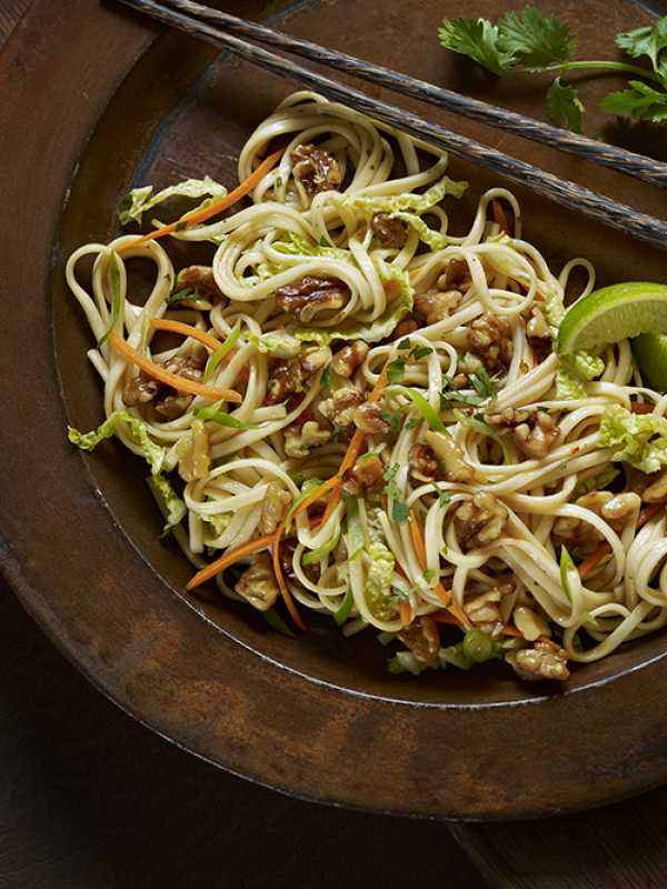 Udon-Nudelsalat mit Chinakohl und Walnüssen