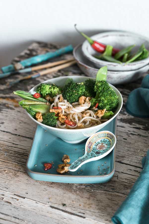 Udon-Noodle-Bowl mit grünem Gemüse und Walnüssen