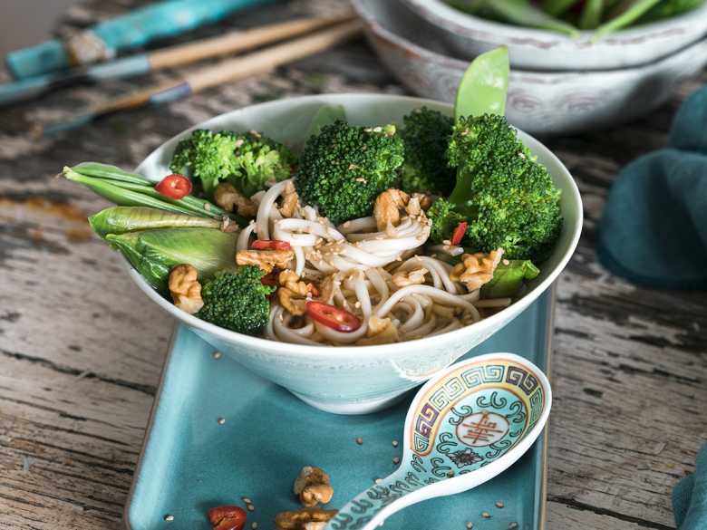 Udon-Noodle-Bowl mit grünem Gemüse und Walnüssen