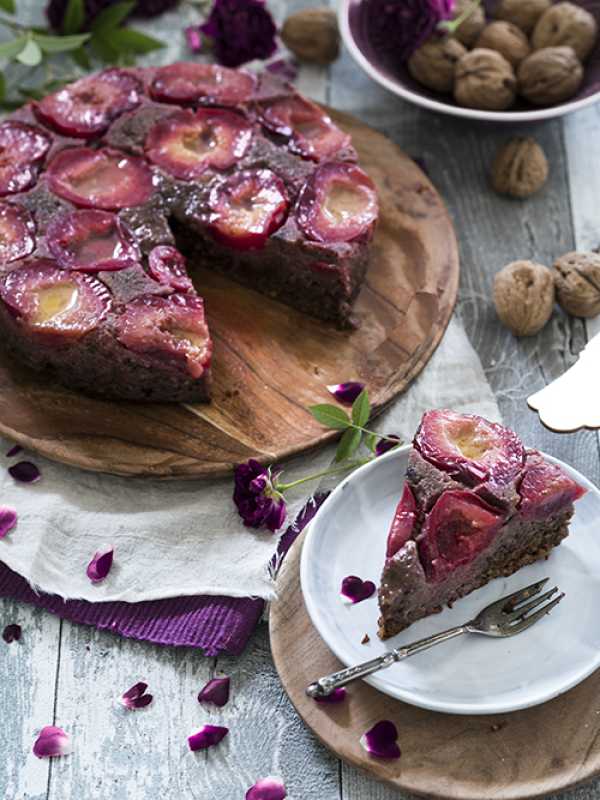 Upside Down Walnuss-Schokokuchen mit Pflaumen