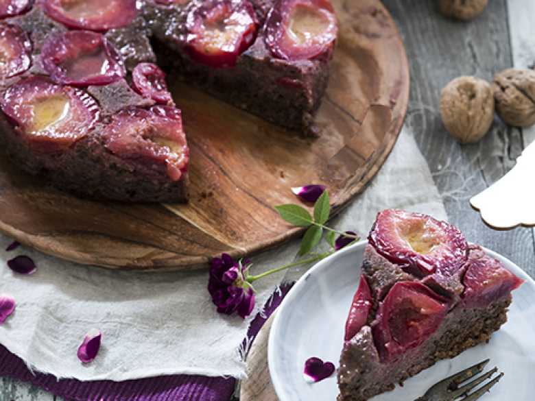 Upside Down Walnuss-Schokokuchen mit Pflaumen