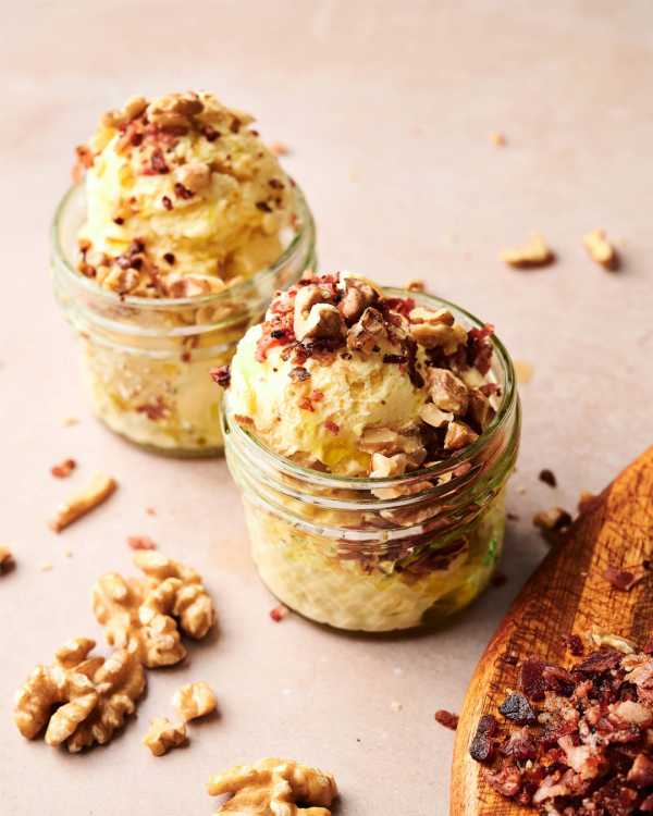 Vanilleeis mit Bacon, Walnüssen & Kürbiskernöl