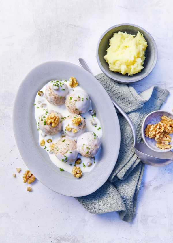 Vegane Walnuss-Königsberger Klopse mit kalifornischen Walnüssen in cremiger Kapernsauce
