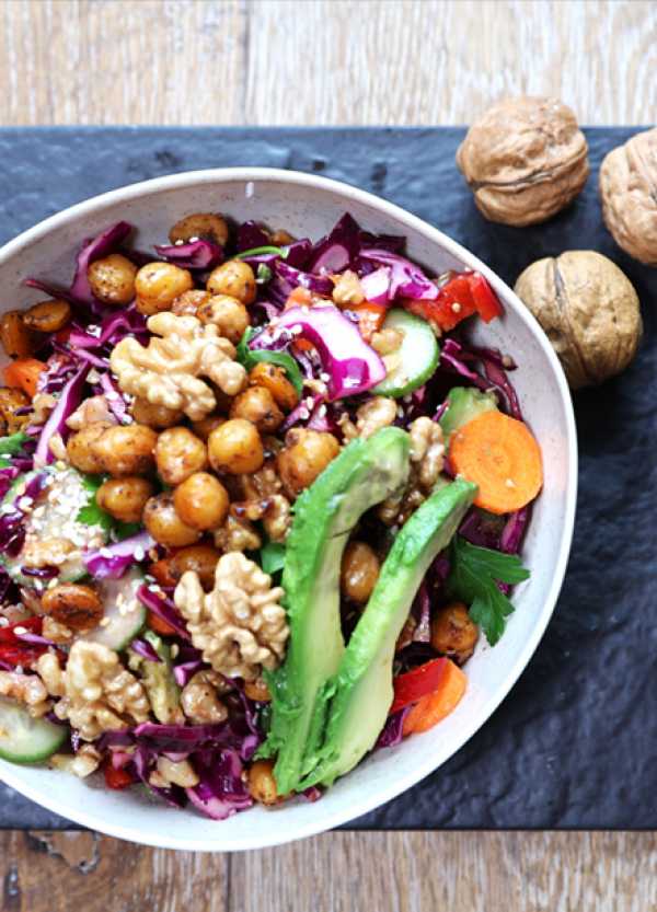 Vegetarische Bowl mit kalifornischen Walnüssen