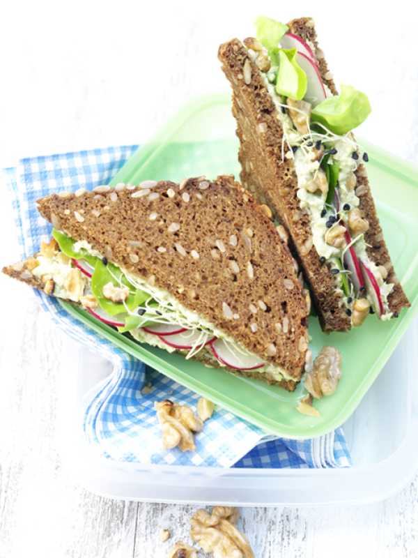 Sandwich mit Avocado-Walnuss-Creme