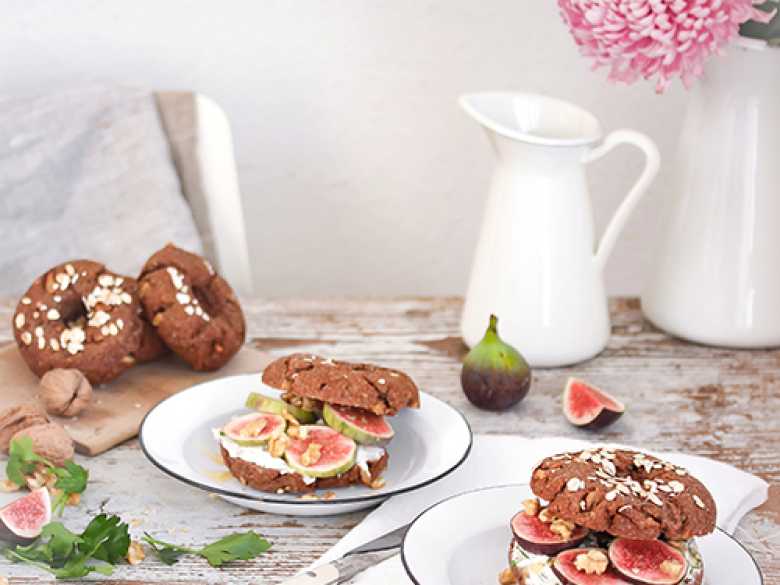 Vollkorn-Walnuss-Bagel mit Kräuterfrischkäse und Feigen