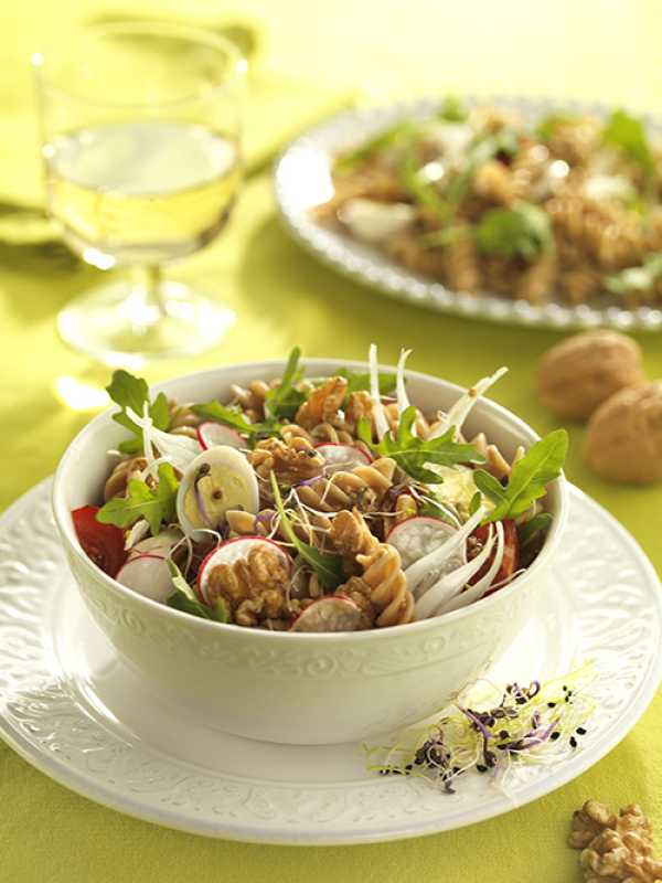 Vollkornpasta-Salat mit Walnüssen