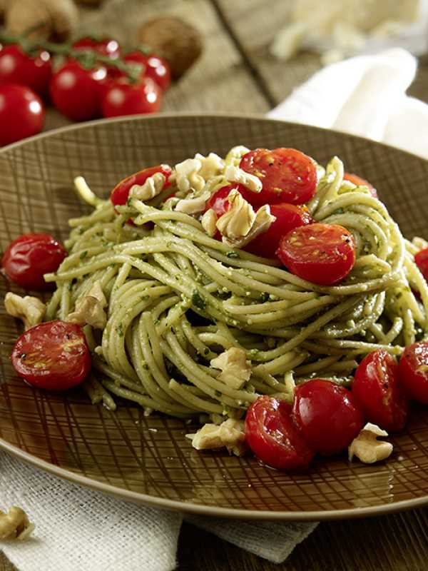 Vollkornspaghetti mit Barläuch-Walnuss-Pesto