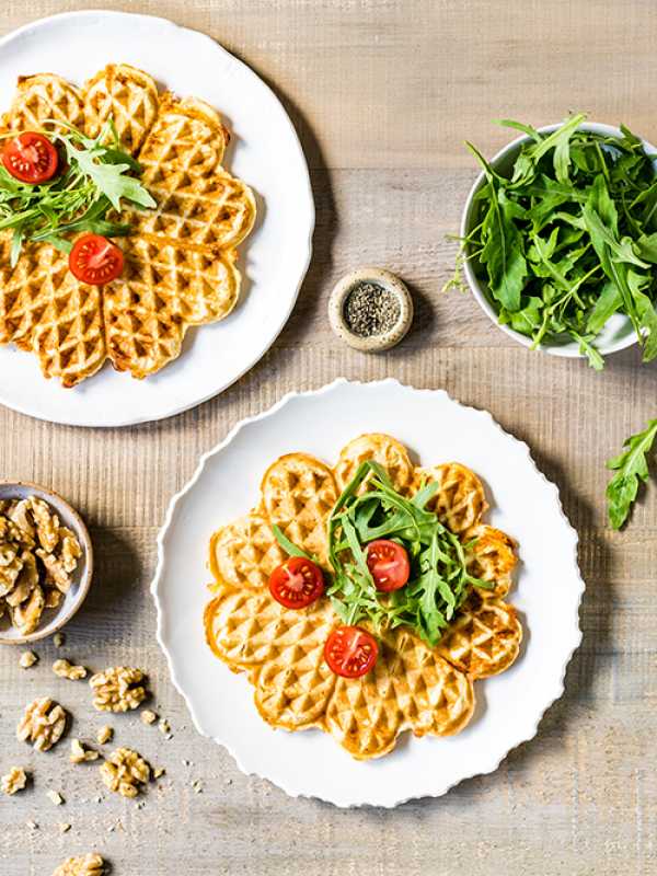 Herzhafte Waffeln mit Walnussmilch und Cheddar