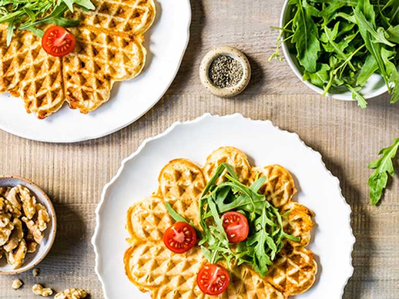 Herzhafte Waffeln mit Walnussmilch und Cheddar