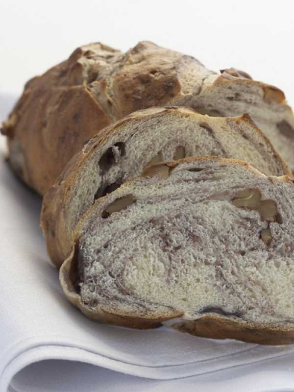 Apfel-Brot mit kalifornischen Walnüssen