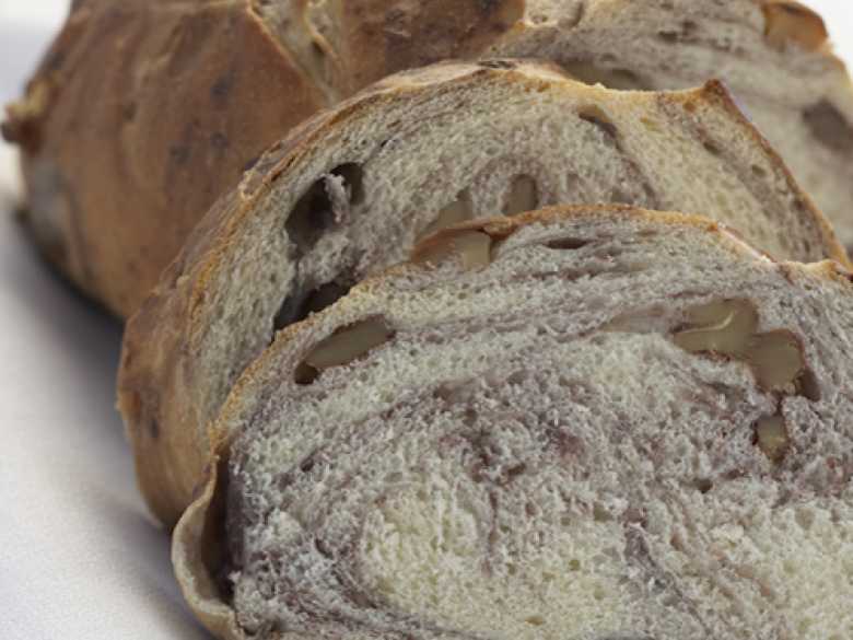 Apfel-Brot mit kalifornischen Walnüssen
