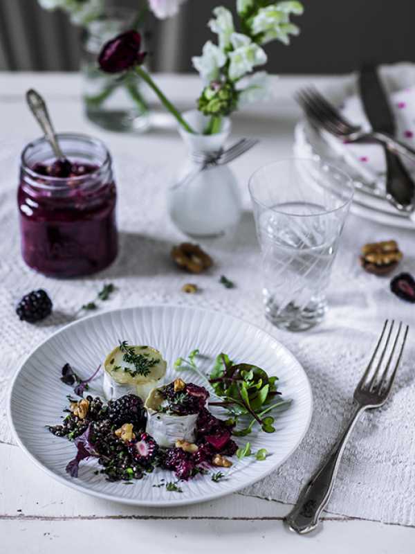 Walnuss-Brombeer-Chutney mit gratinierten Ziegenkäse & Belugalinsen