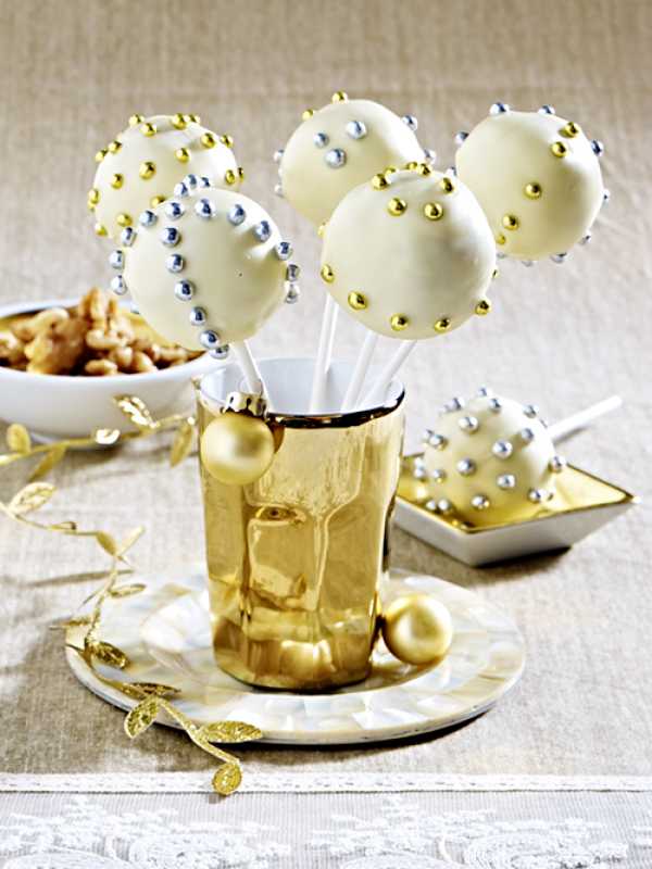 Walnuss-Cakepops mit Zuckerperlen