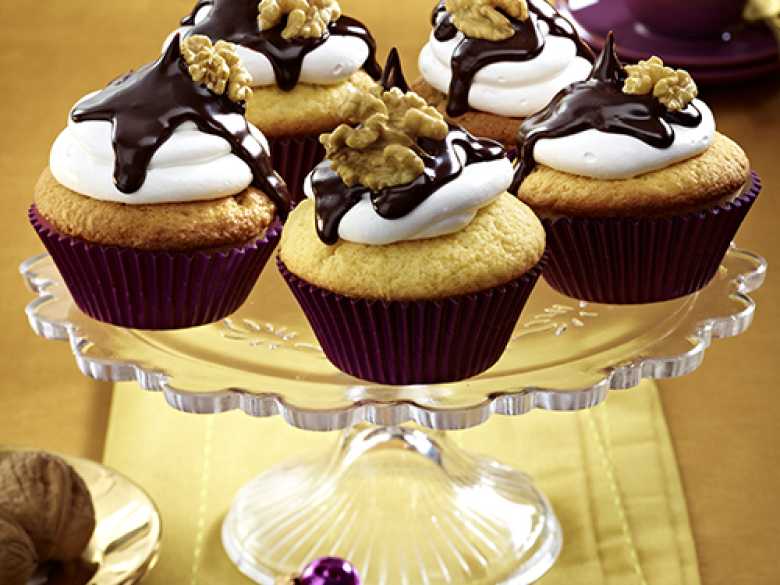 Walnuss-Cupcakes mit weißer Schokolade