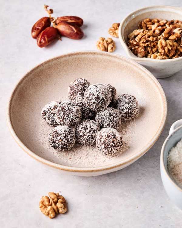 Walnuss-Dattel-Energy-Balls mit kalifornischen Walnüssen und Kokosraspeln