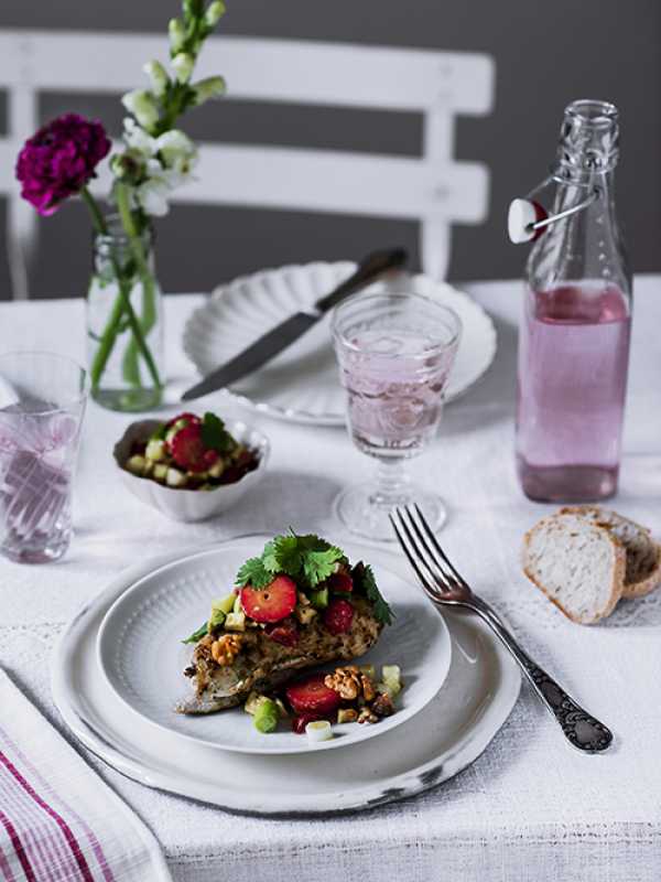 Walnuss-Erdbeer-Salsa mit gegrilltem Hähnchenbrustfilet