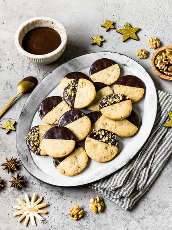 Gewürztes Walnuss Shortbread mit dunkler Schokolade