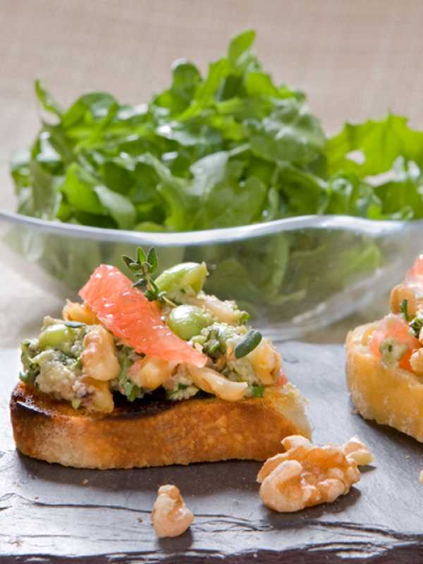 Walnuss-Soja-Bruschetta mit Grapefruit