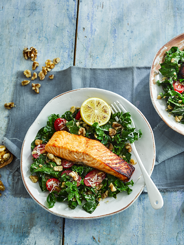 Walnuss-Grünkohl-Salat mit gegrilltem Lachs