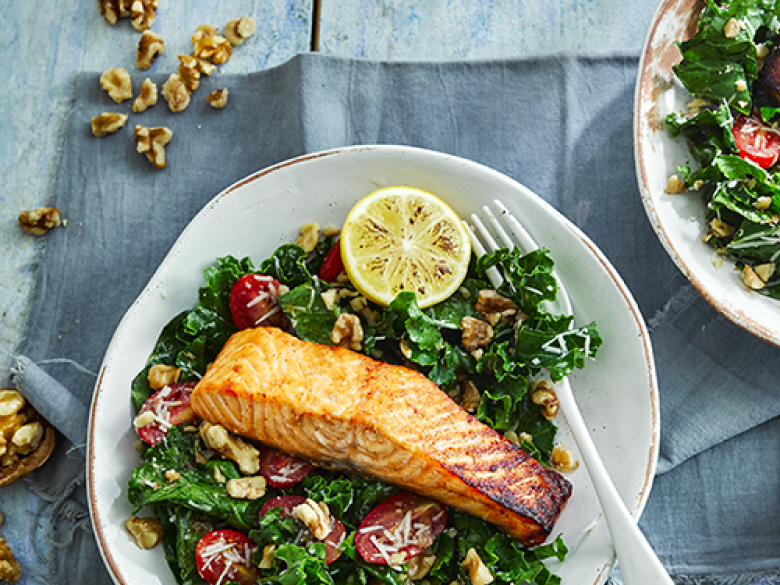 Walnuss-Grünkohl-Salat mit gegrilltem Lachs