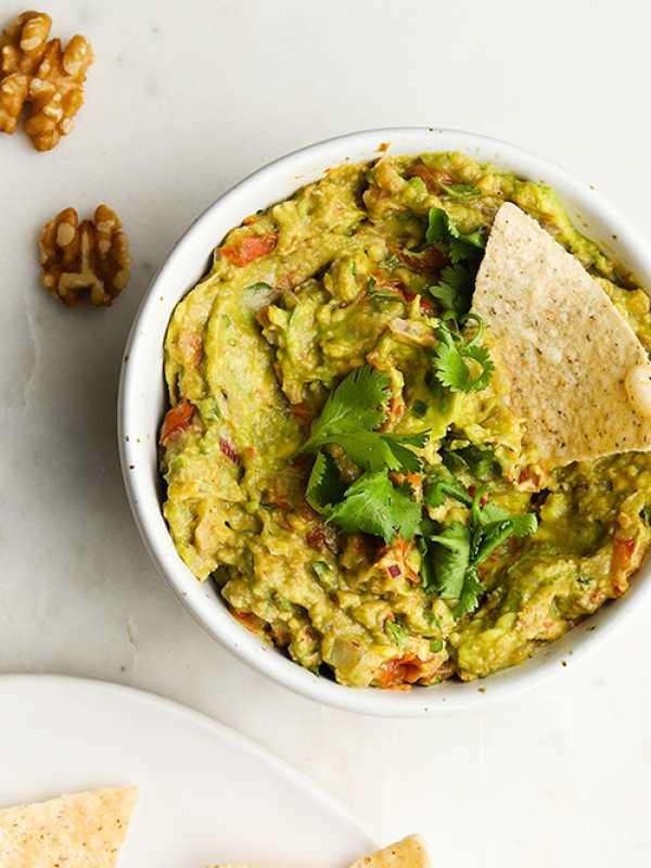 Guacamole mit Walnüssen und gerösteten Tomaten