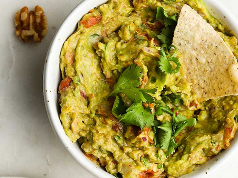 Guacamole mit Walnüssen und gerösteten Tomaten