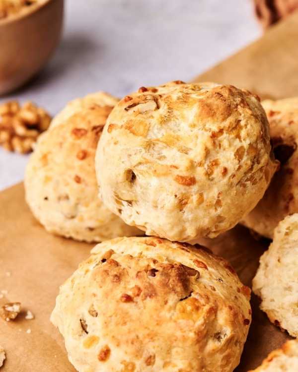 Walnuss-Käsebrötchen