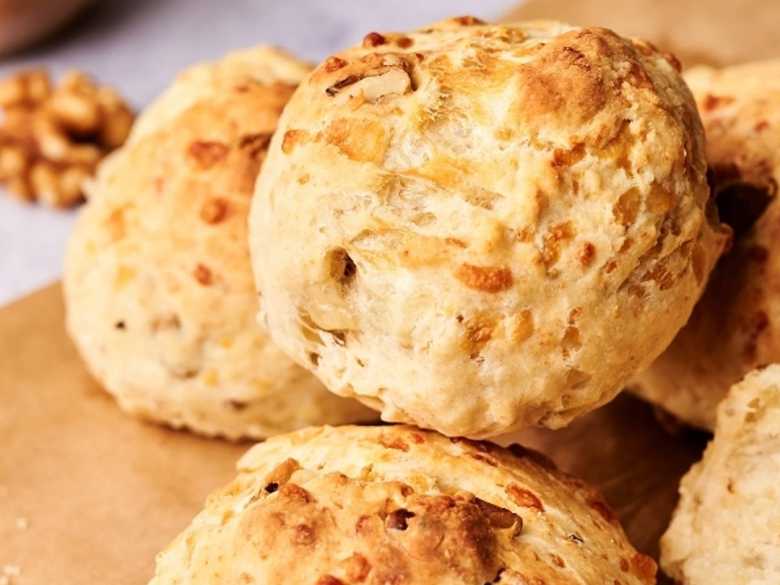 Walnuss-Käsebrötchen