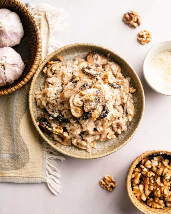 Cremiges Walnuss-Pilz-Risotto mit gebratenen Champignons und gehackten Walnüssen