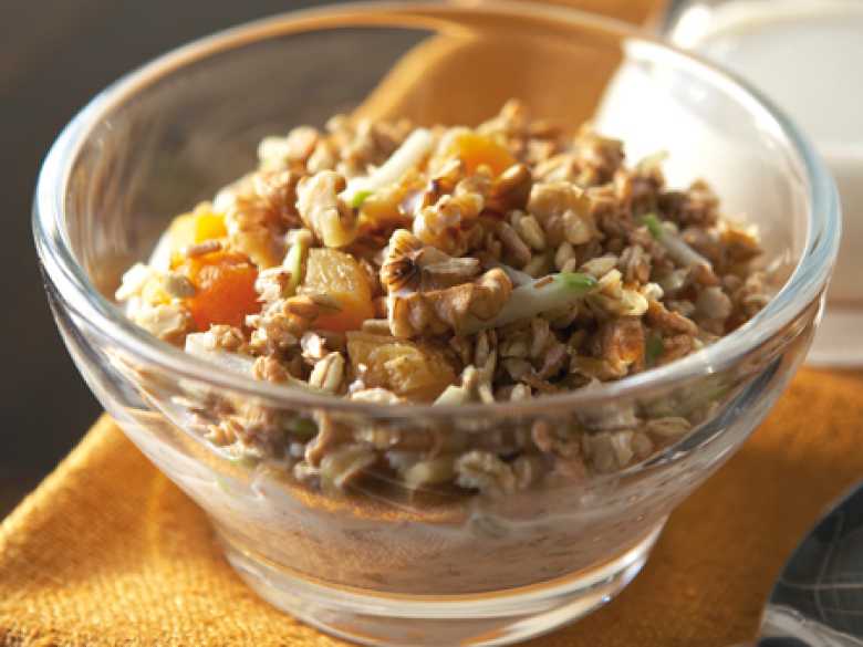 Fruchtiges Vollkorn-Müsli mit Walnüssen