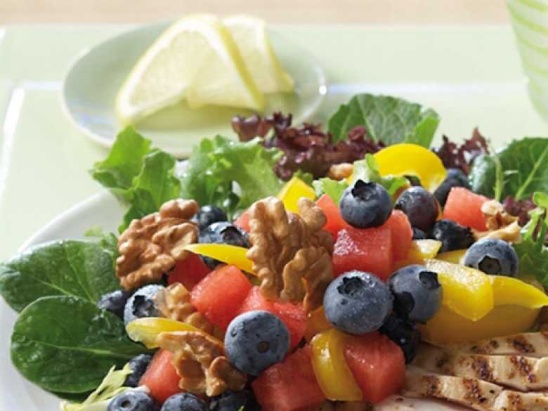 Walnusssalat mit Früchten