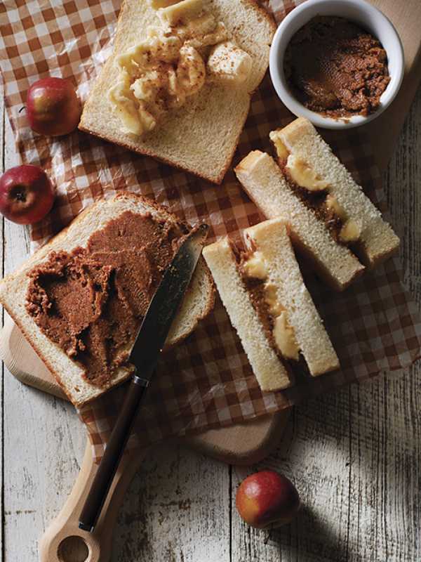 Walnussaufstrich auf Bananen-Sandwich