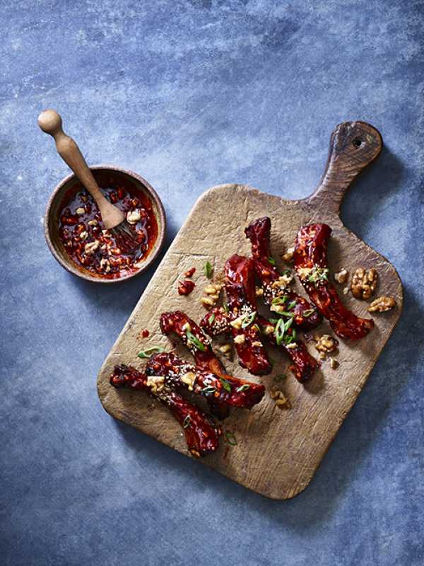 Koreanische Sticky Ribs mit kalifornischen Walnüssen