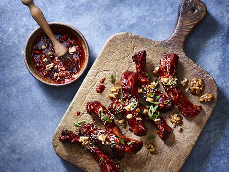 Koreanische Sticky Ribs mit kalifornischen Walnüssen