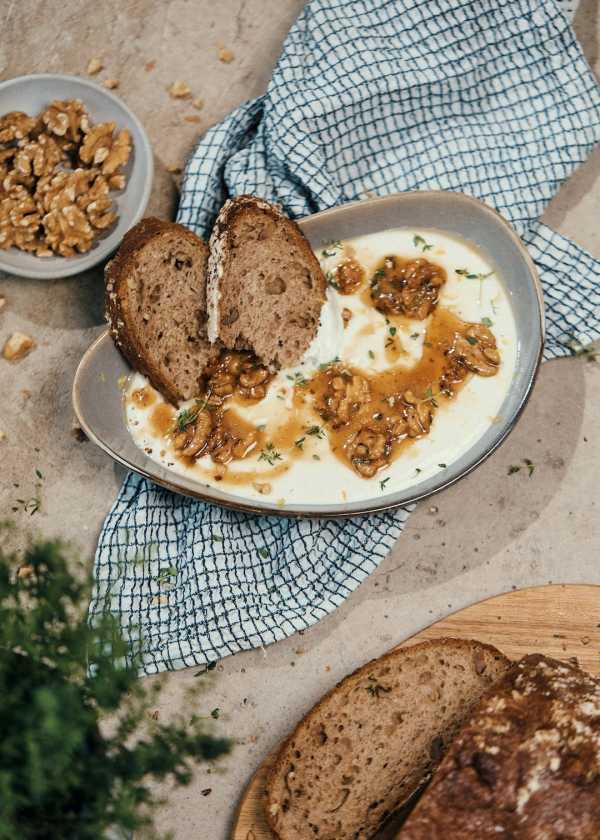 Whipped-Feta-Dip mit Walnüssen