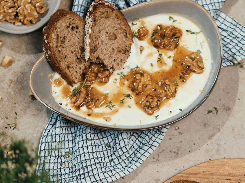 Whipped-Feta-Dip mit Walnüssen