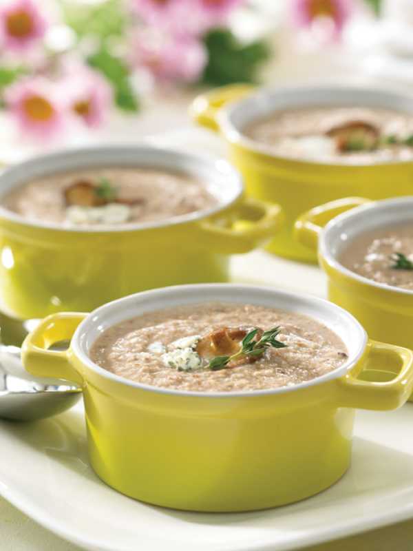 Wildpilzsuppe mit Walnüssen