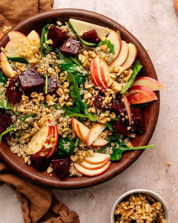 Winterbowl mit kalifornischen Walnüssen