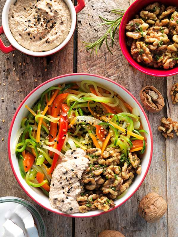 Bowl mit gegrilltem Gemüse, Zoodles und Rosmarin-Walnüssen