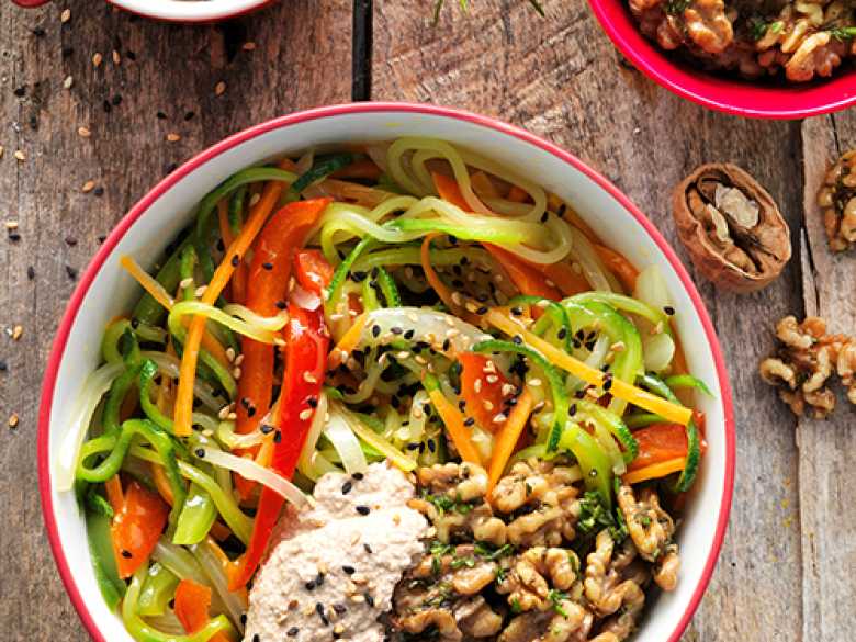 Bowl mit gegrilltem Gemüse, Zoodles und Rosmarin-Walnüssen