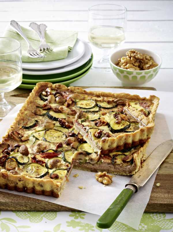 Zucchini-Quiche mit Walnussboden 